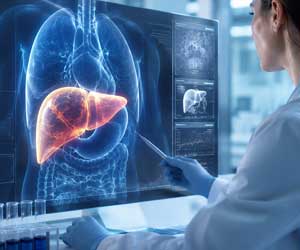 Medico osserva una rappresentazione digitale del fegato per lo screening e la diagnosi precoce delle epatiti